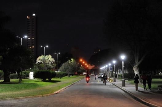 Reponen cientos de luminarias pero las vuelven a robar