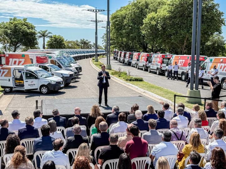 El gobernador de Santa Fe presentó 174 ambulancias 0km