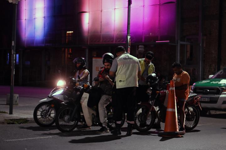 Motos y autos siguen desfilando al corralón municipal