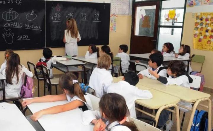 Plus por no faltar: 55.000 docentes lo cobran en marzo