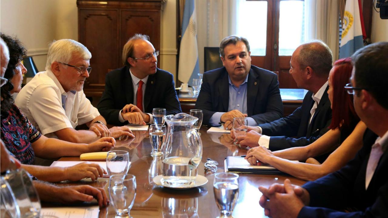 La provincia ratificó mejoras laborales a estatales 