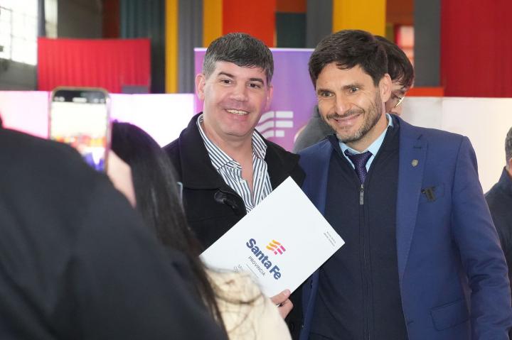 Pullaro entregó escrituras de viviendas a 200 vecinos de Santa Fe