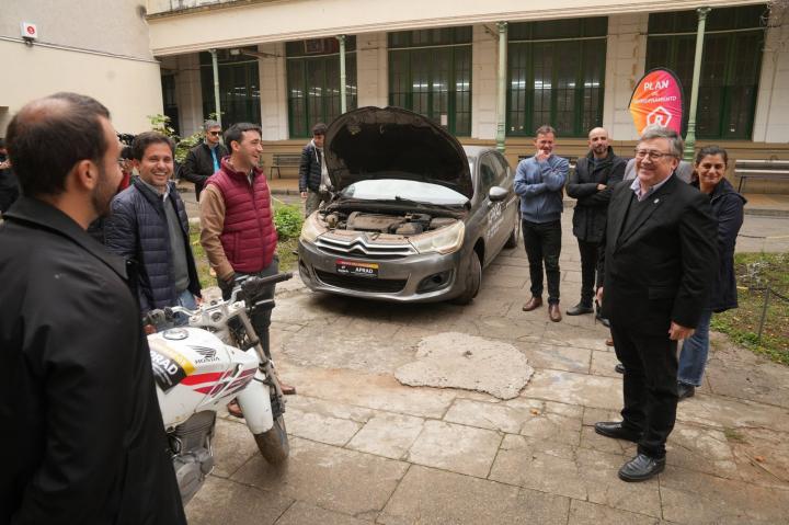 Vehículos incautados al delito se destinan a escuelas de Santa Fe