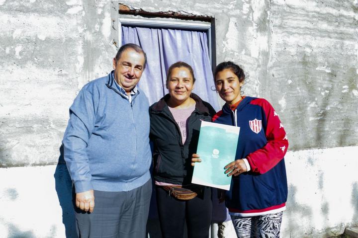Poletti entregó escrituras puerta a puerta: “Estamos cumpliendo el sueño de los vecinos”