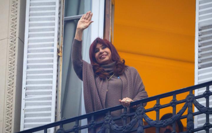 Cristina Kirchner podrá salir al balcón