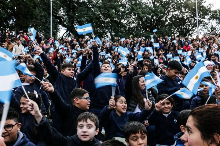 1600 alumnos santafesinos prometieron lealtad a la bandera