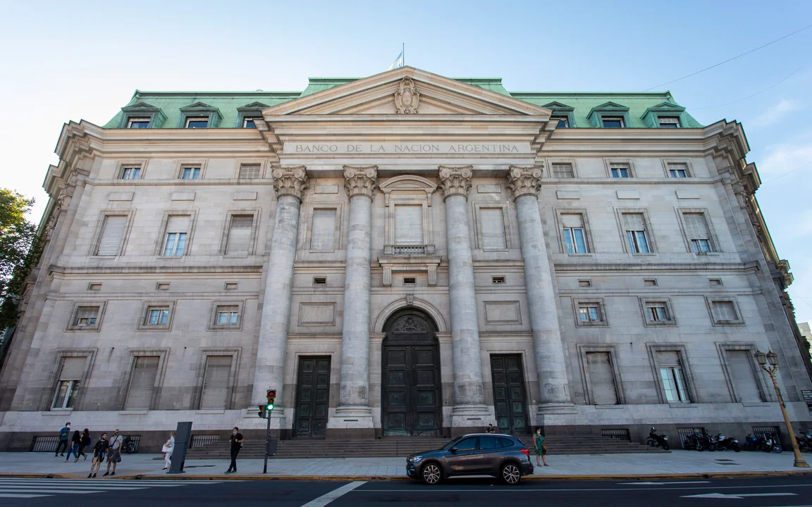 Milei cierra 60 sucursales del Banco Nación en todo el país