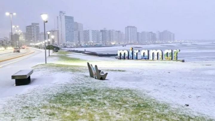 Miramar amaneció pintada de blanco
