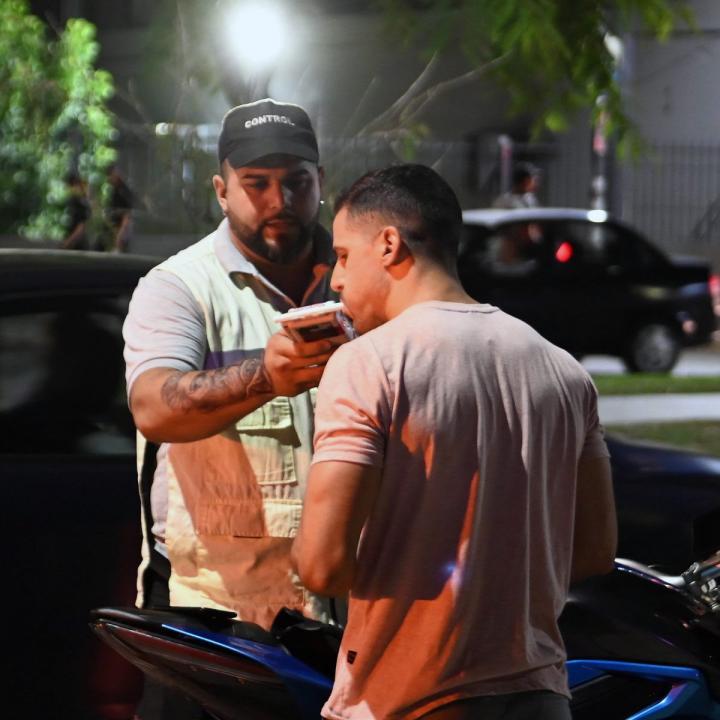 Conductores de autos y motos manejaban alcoholizados