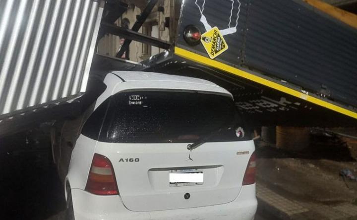 Volaron los chapones de una obra y cayeron sobre un auto
