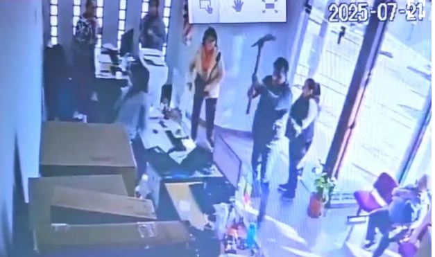 “Relatos Salvajes” en San Jorge: entró con un pico y destrozó todo