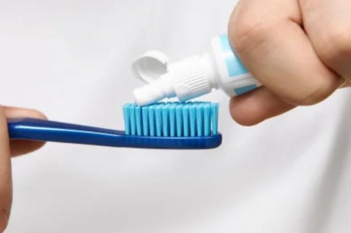 Prohíben la venta de una reconocida pasta de dientes