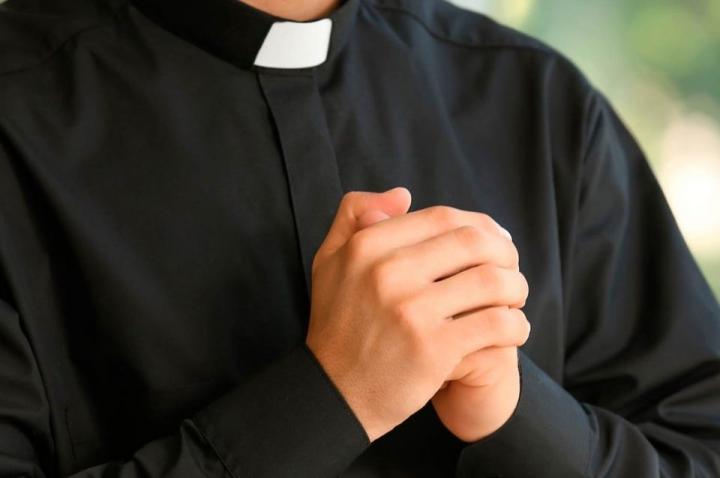 Condenan a un cura por abuso sexual a una adolescente