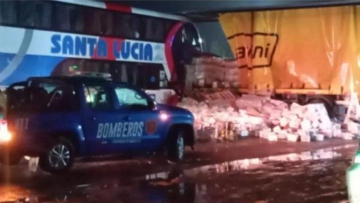 Fatal accidente entre un camión y un colectivo: 3 muertos y 17 heridos