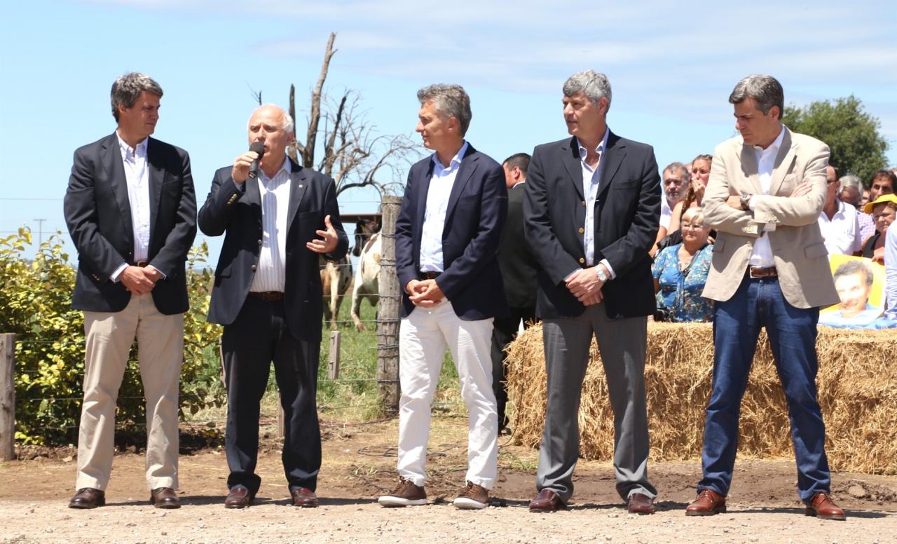 Lifschitz y Macri firmaron un convenio para promover el sector lácteo 