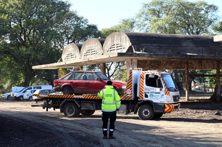 Santa Fe: retiran autos abandonados en la vía pública
