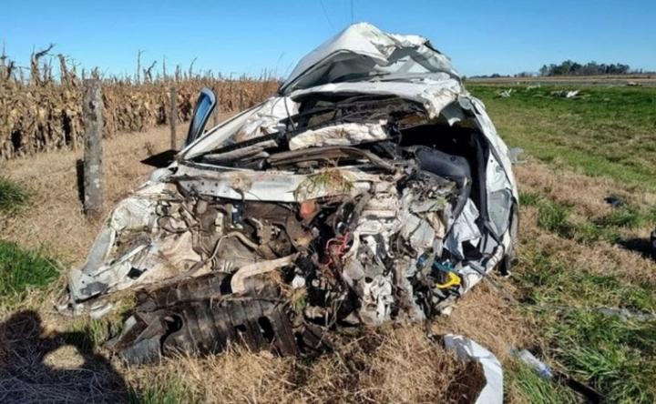 Un padre y sus dos hijos murieron tras chocar contra un camión