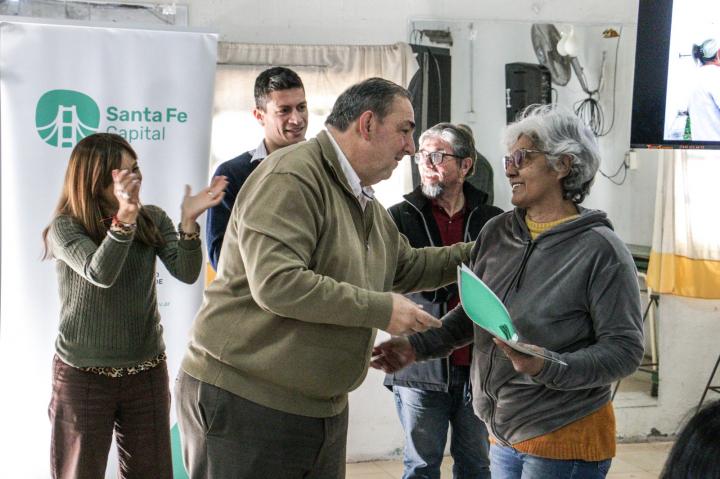 Familias de Santa Fe siguen recibiendo escrituras dominiales