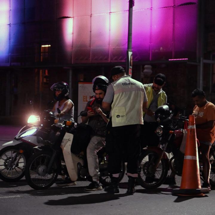 Motos y autos siguen desfilando al corralón municipal