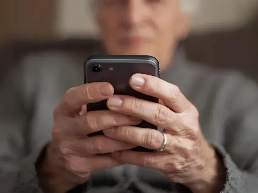 Alertan por nuevos intentos de estafas a jubilados vía digital