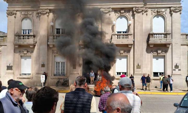 Productores queman gomas y copan la municipalidad