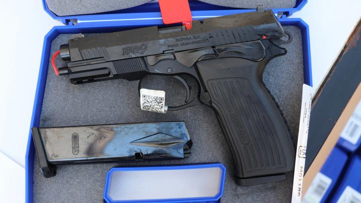 Siguen equipando a la policía con pistolas y chalecos antibalas