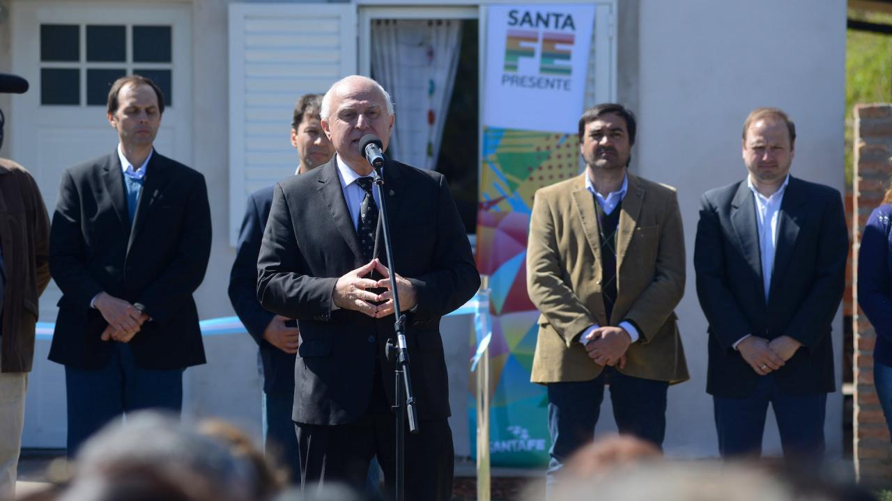 El gobernador entregó más viviendas a familias de Correa