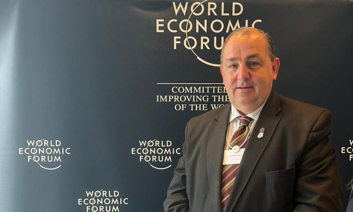 Poletti en París: diplomacia y acuerdos con privados 