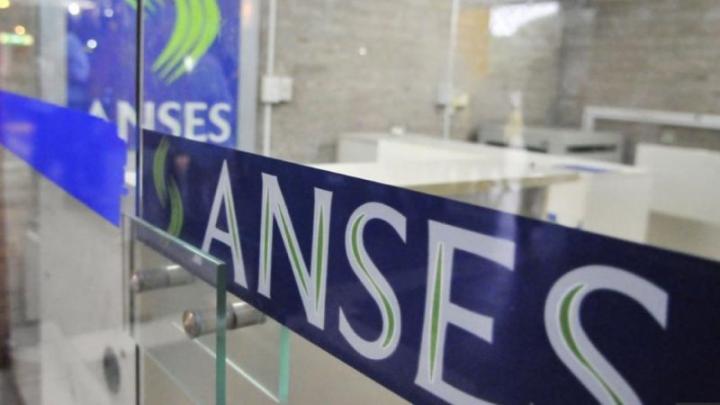 Eliminan la asignación familiar a los que cobran más de 2,4 millones de pesos