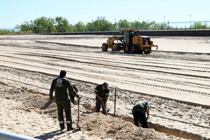Ponen a punto las playas: instalan quinchos y duchas