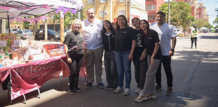 Las Flores de Fiesta junto a vecinos y comerciantes del barrio