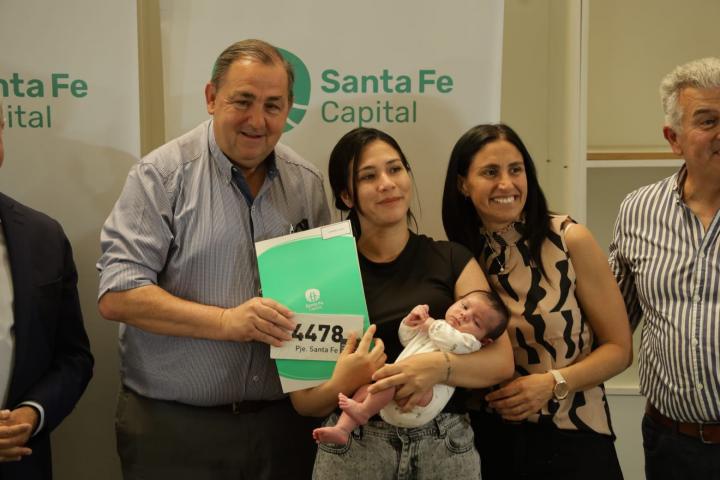 Poletti entregó nuevas escrituras a vecinos de Santa Fe