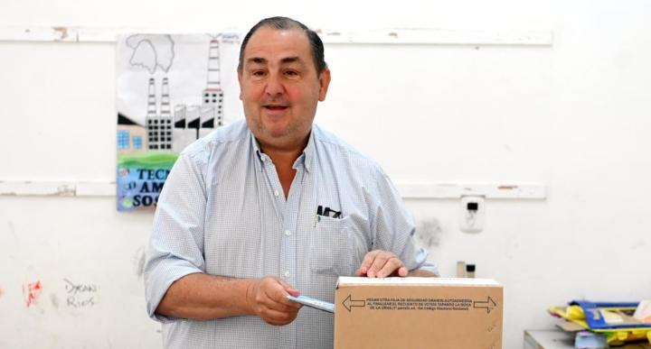 Poletti votó en Santa Fe: “Todos soñamos con un país mejor”