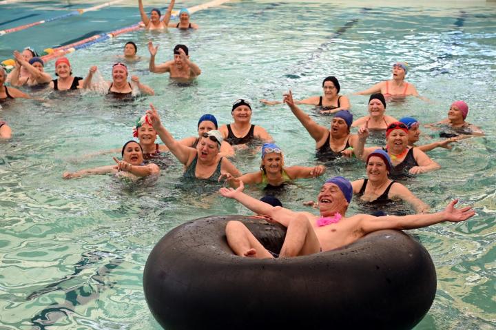 Adultos mayores: actividades y fiesta de despedida al terminar la temporada de natación
