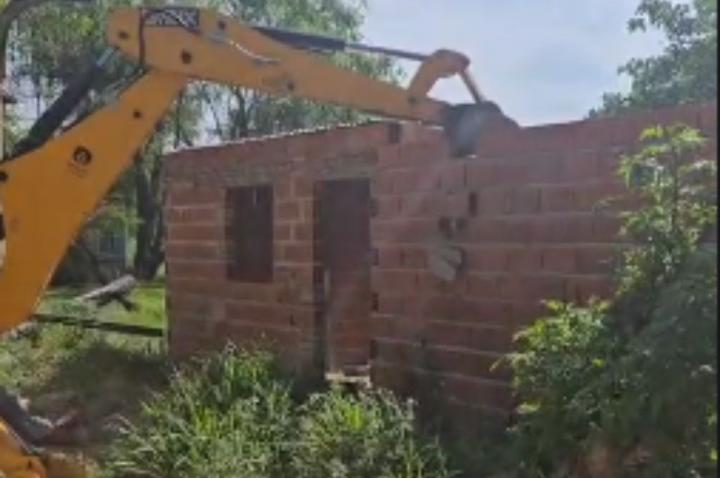 Derriban ocupaciones ilegales en terrenos fiscales