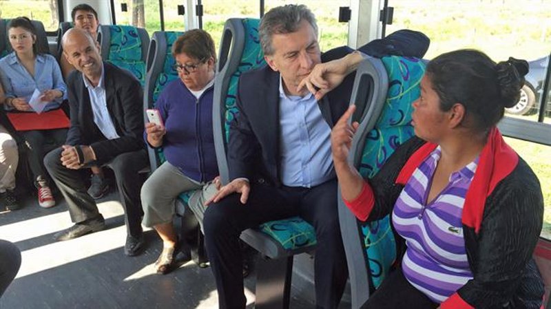 Macri en colectivo, como un vecino más