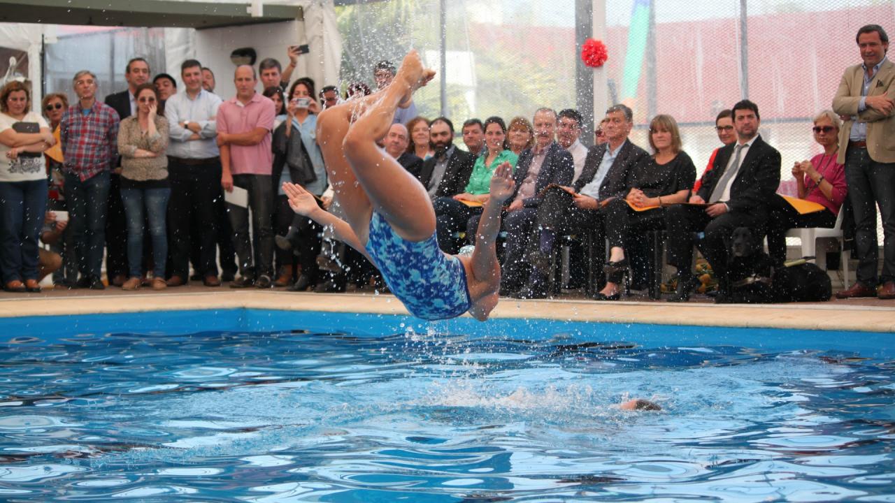 Inauguran el primer natatorio climatizado inclusivo estatal del país