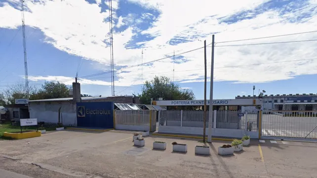 Electrolux deja de fabricar heladeras y cocinas en Rosario 