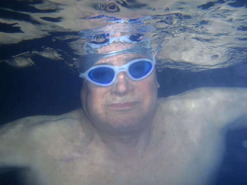 Tiene 96 años y sigue siendo un “tiburón” del agua 