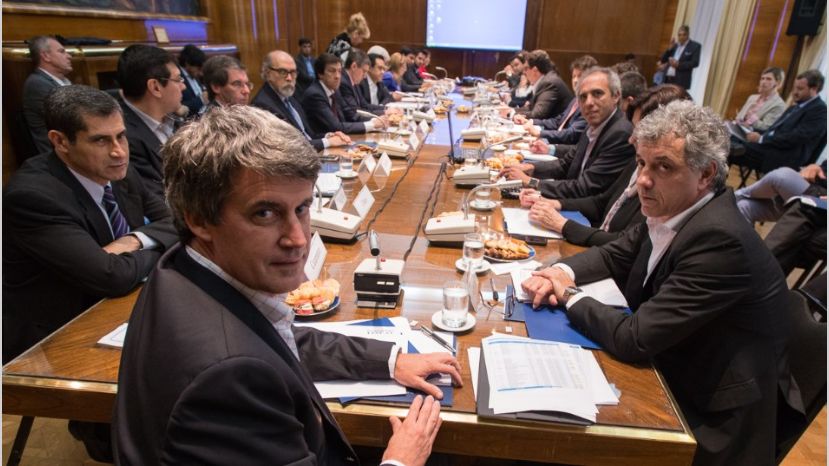 Las provincias acordaron bajar un 10 % sus déficits fiscales
