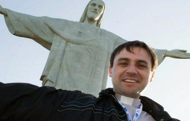 Sacerdote deja los hábitos porque será papá