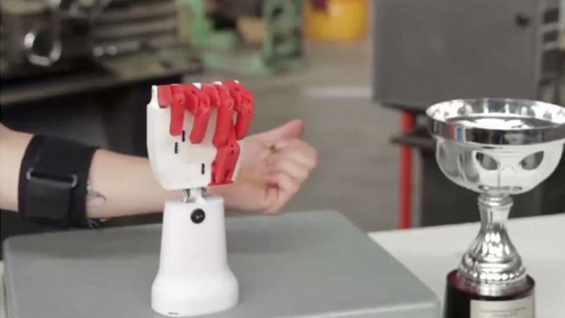 Alumnos venadenses crearon una mano robótica