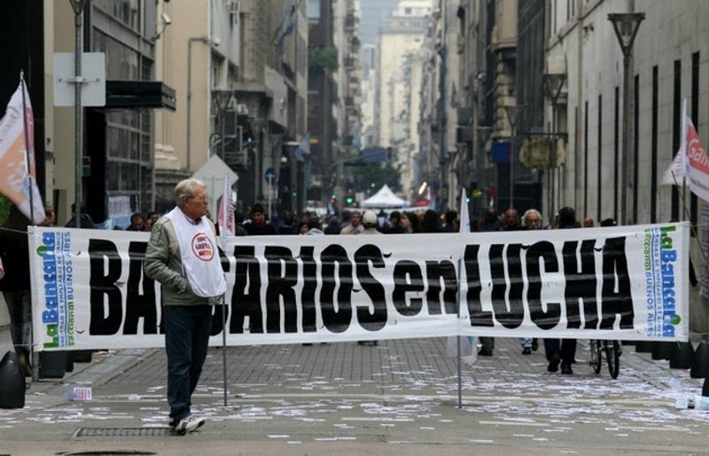 Bancos atienden con normalidad este jueves