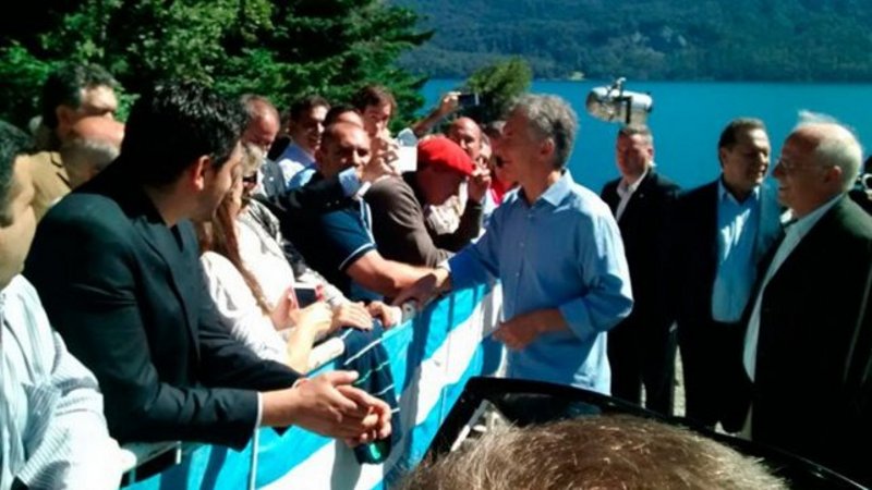 Atacaron a piedrazos al auto en el que viajaba Macri 