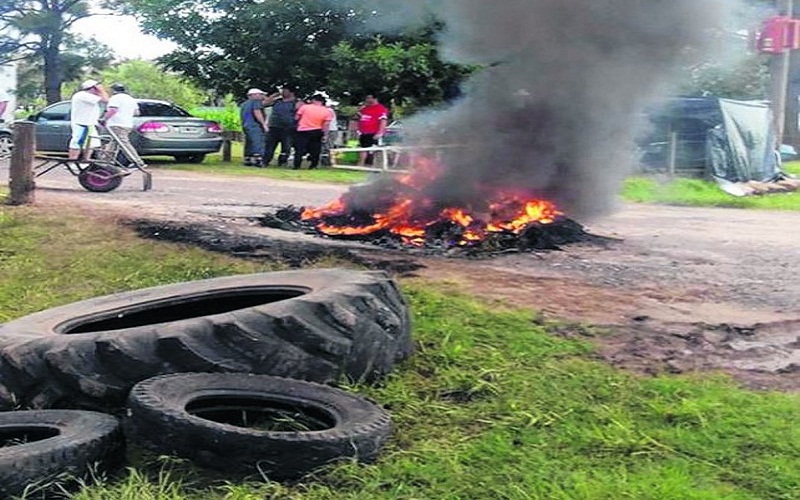 Toman una fábrica por el despido de sus obreros
