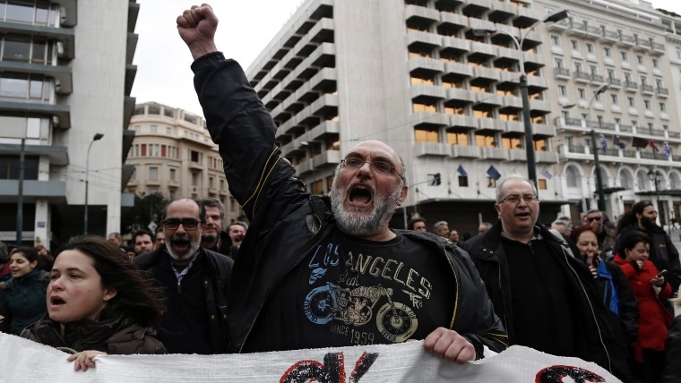 Miles de griegos se oponen al aumento de la edad jubilatoria