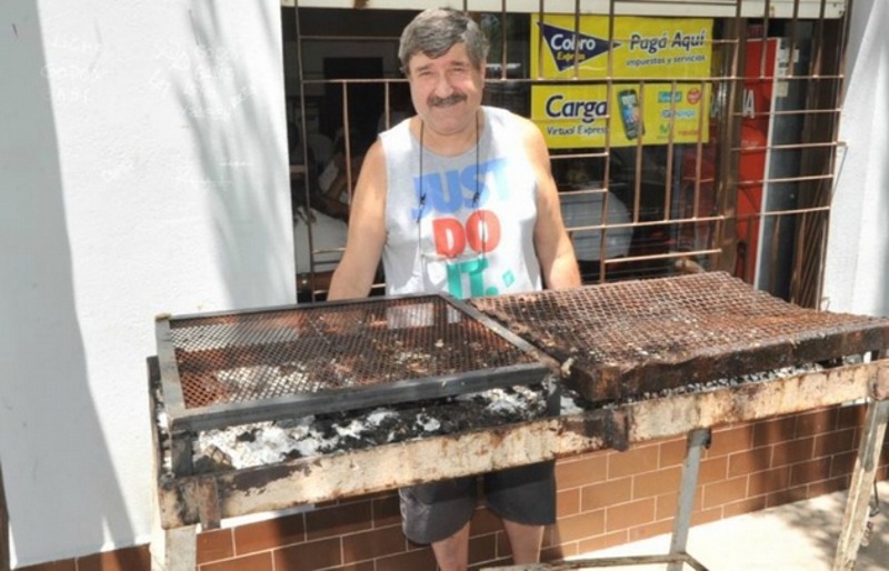 Iba a asar un costillar gigante en la calle y se lo robaron