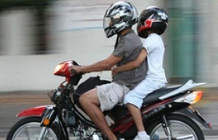 Quieren prohibir dos hombres por moto para evitar arrebatos