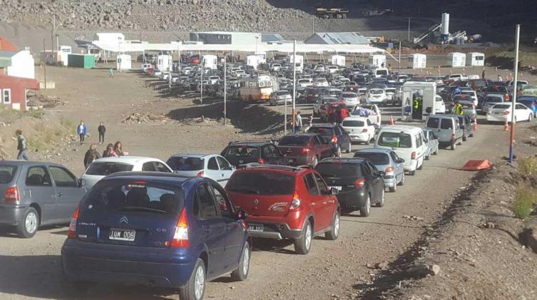 Demoras de hasta 7 horas para cruzar a Chile