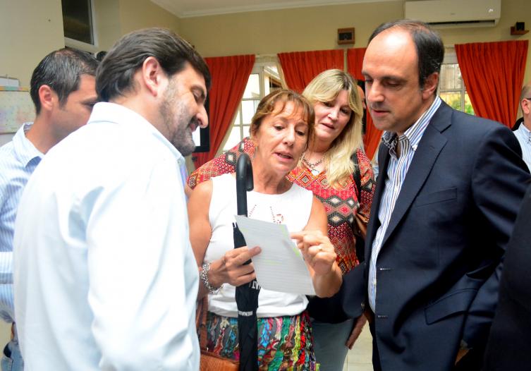 Un plan de asfalto para mejorar accesos a escuelas